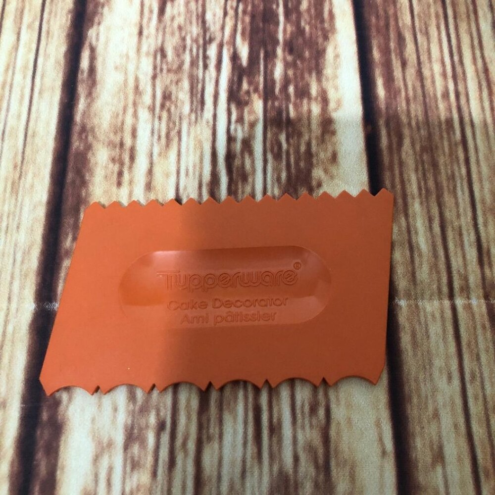 Tupperware Cake Decorator Serrated Spreader Gadget Tool Orange 1558-8